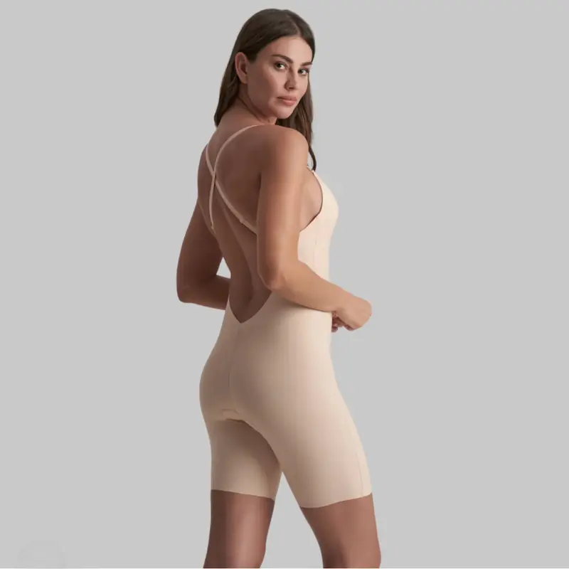 Body modellante senza cuciture scollato sul retro - Low Back Bodysuite Short
