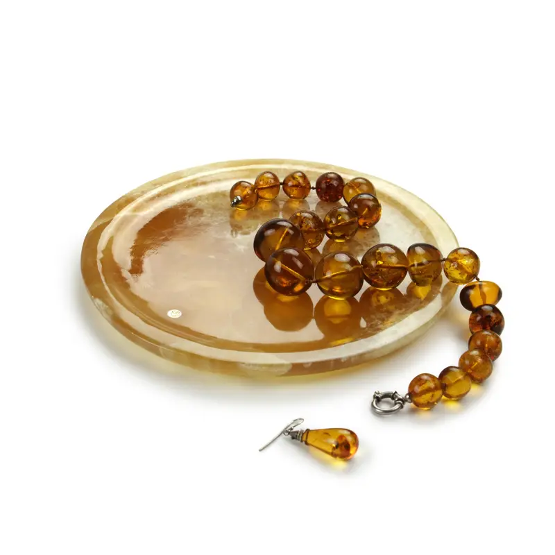 Circular presentation plate in amber onyx