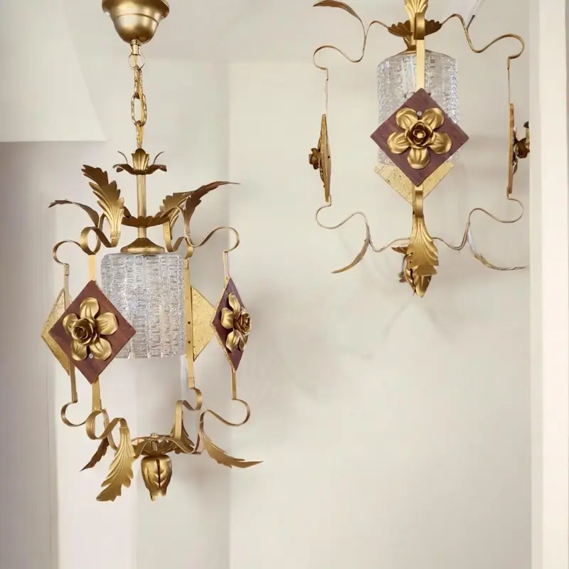Coppia di lampadari in metallo e legno con decorazioni floreali