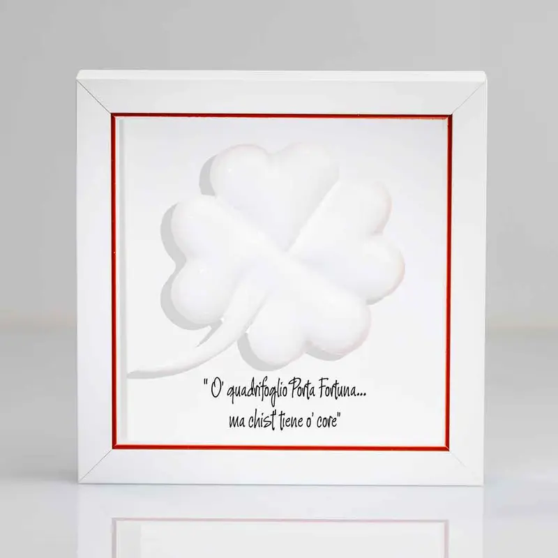 Cornice in legno con quadrifoglio in ceramica – simbolo di fortuna e amore