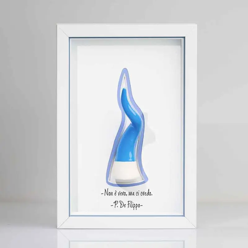 Corno portafortuna in ceramica azzurro con cornice in Legno