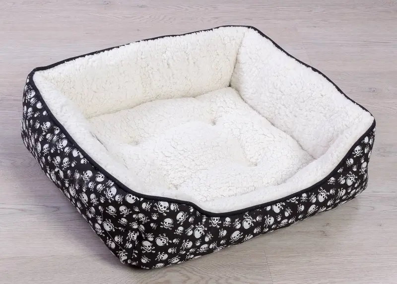 Cuccia per animali cani gatti con effetto pelliccia interno e disegno teschi