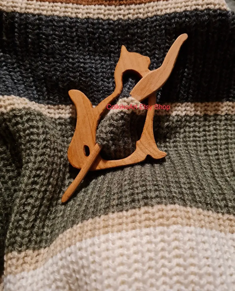 Kitten Wooden Shawl Pin