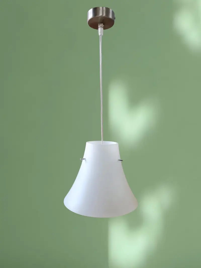 Lampada a sospensione di metà secolo con vetro opalino
