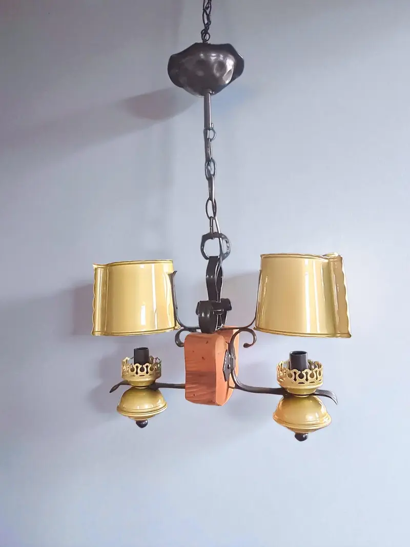 Lampadario in legno e metallo in stile rustico