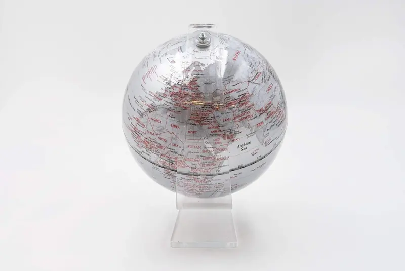 Mappamondo Dettagliato con Base in Plexiglass Trasparente – Design Moderno e Raffinato, 13 cm