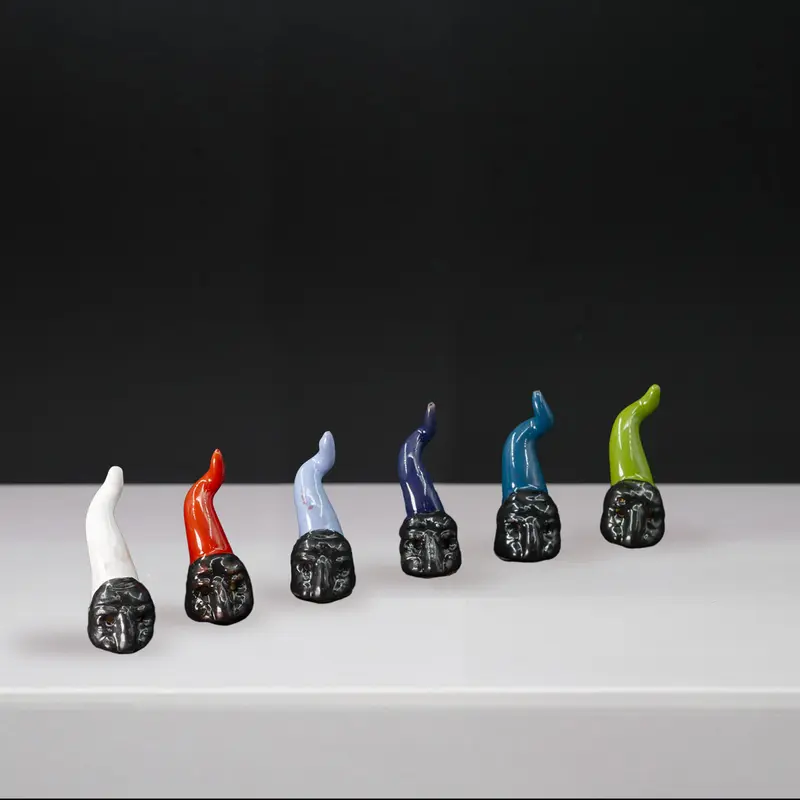 Mini Corno con Maschera di Pulcinella in Ceramica – Oggetto Decorativo Artigianale