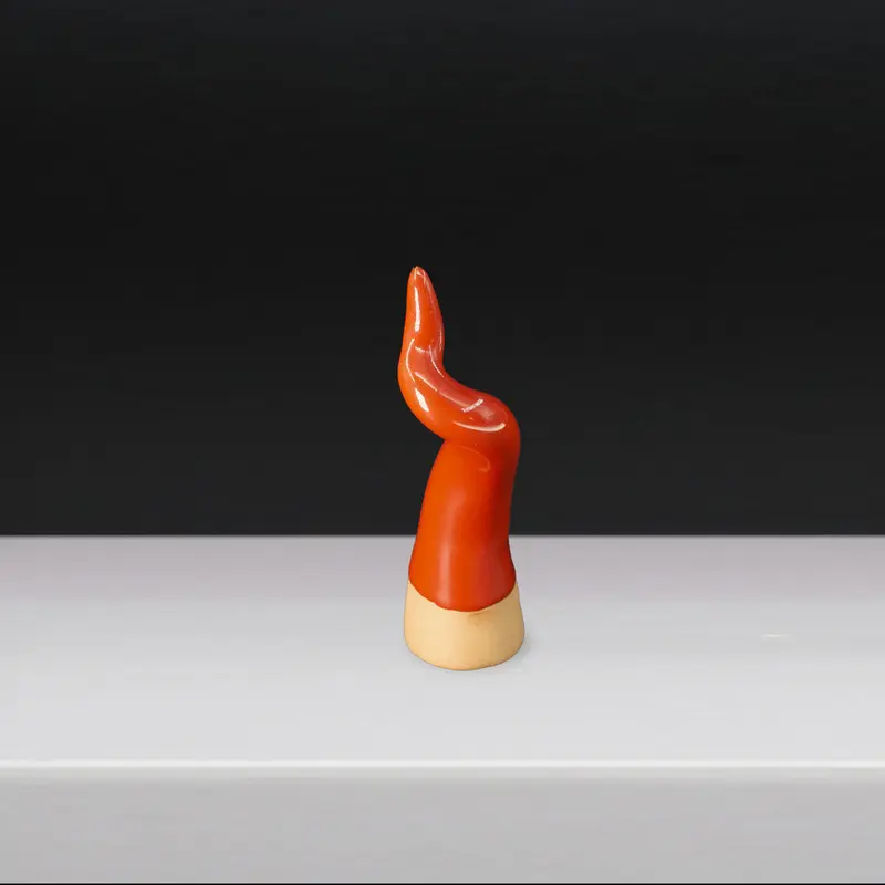 Mini corno da appoggio in ceramica colore rosso in scatola piramide
