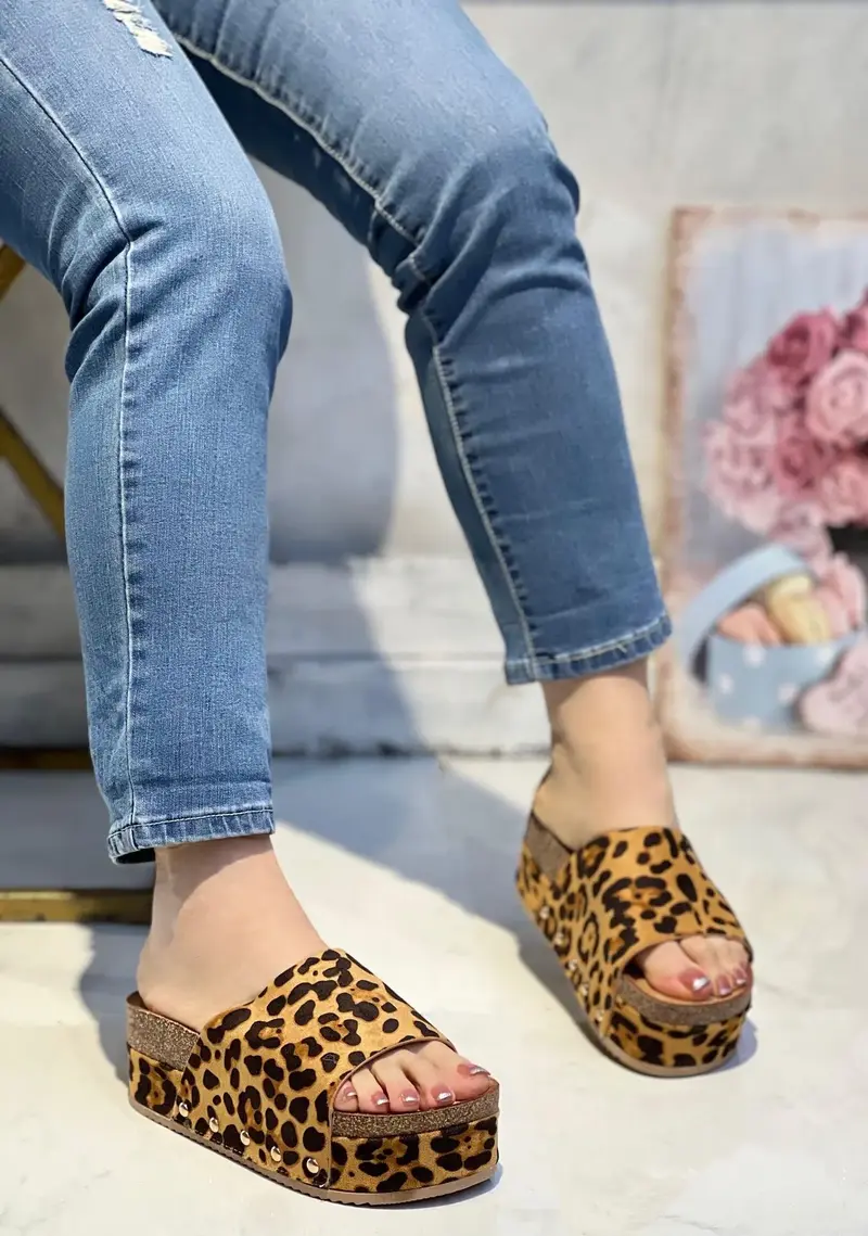 Pantofole con plateau e stampa leopardata