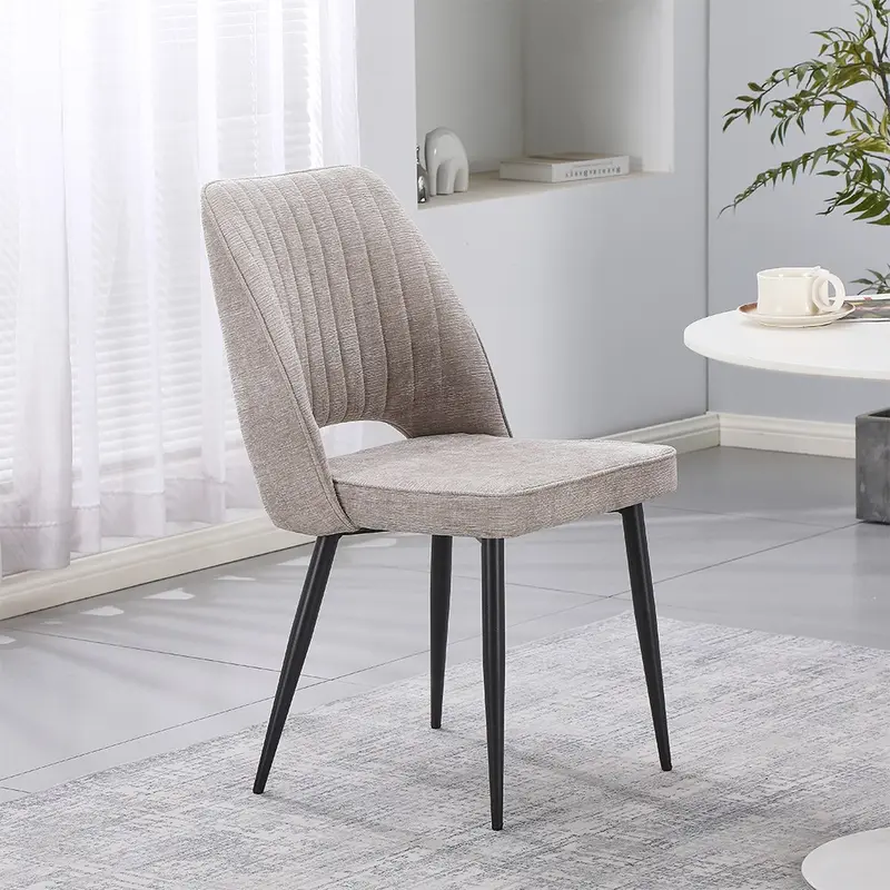 Sedia Naila con schienale con trama a righe verticali in tessuto beige e gambe in metallo nero set 4 pezzi