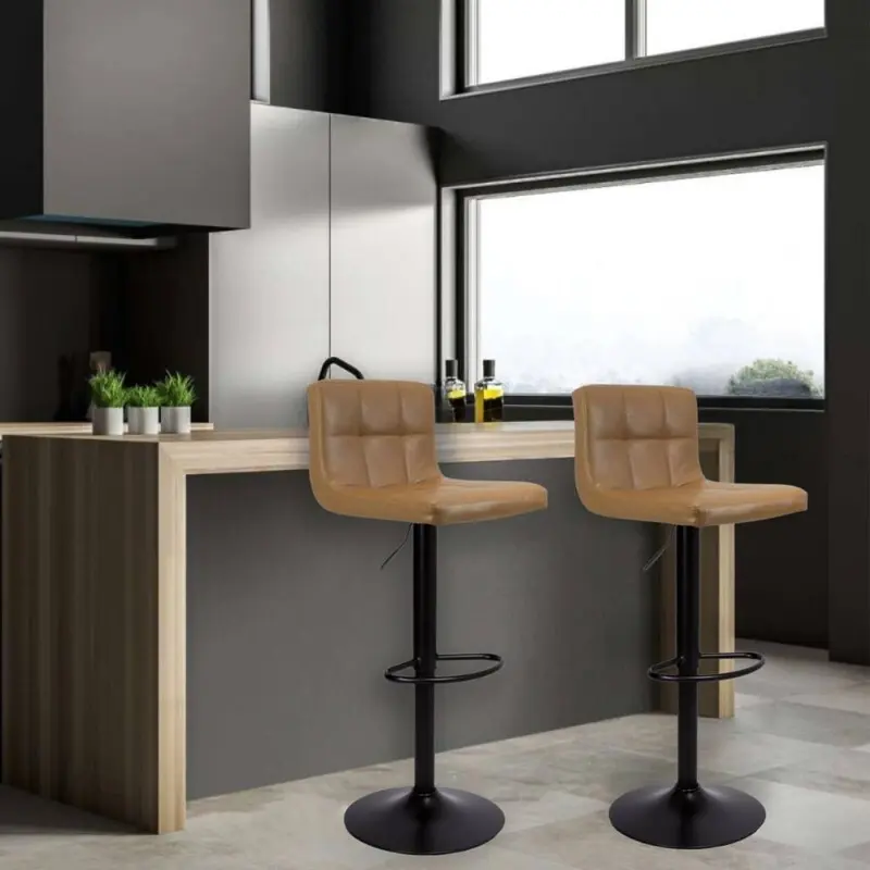 Sgabello regolabile Mosva colore ruggine con gambe nere opache