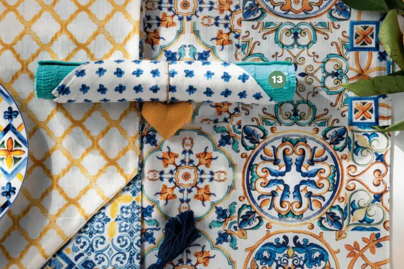 Sottopiatto Arrotolato Doby Tiffany con Tovagliolo Fiore Blu e Cuoricino Giallo | Set Tavola 3 PZ