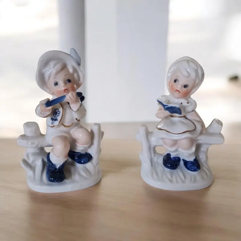 Statuette vintage in porcellana bambino e una bambina.