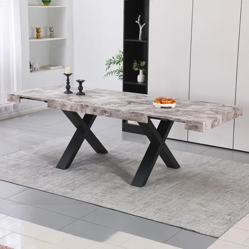 Tavolo allungabile Cindy Gondar con piano effetto marmo grigio e gambe nere