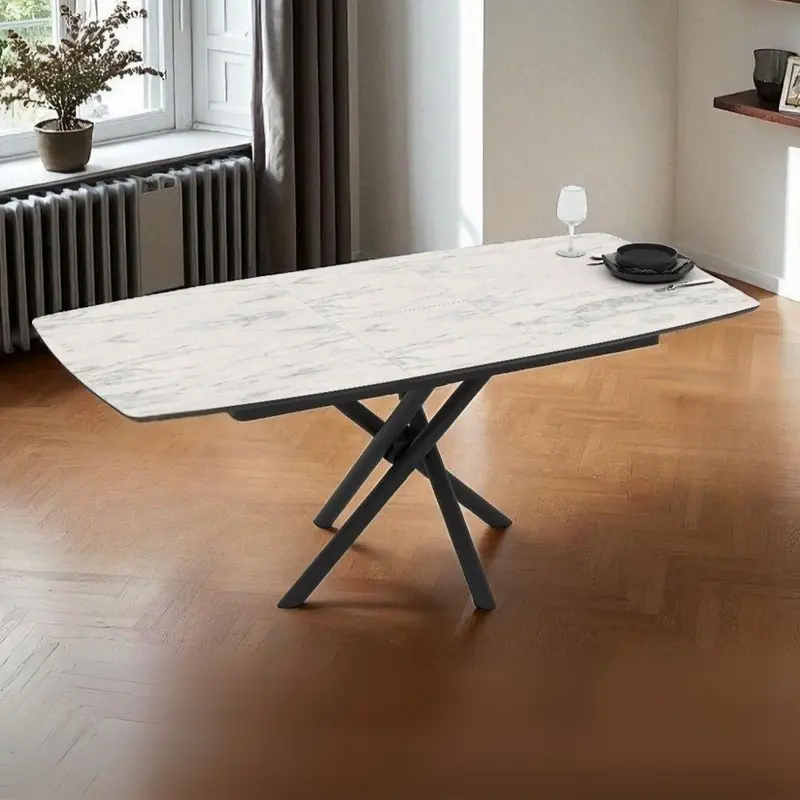Tavolo allungabile Katrin con piano colore marmo bianco e strutta nera