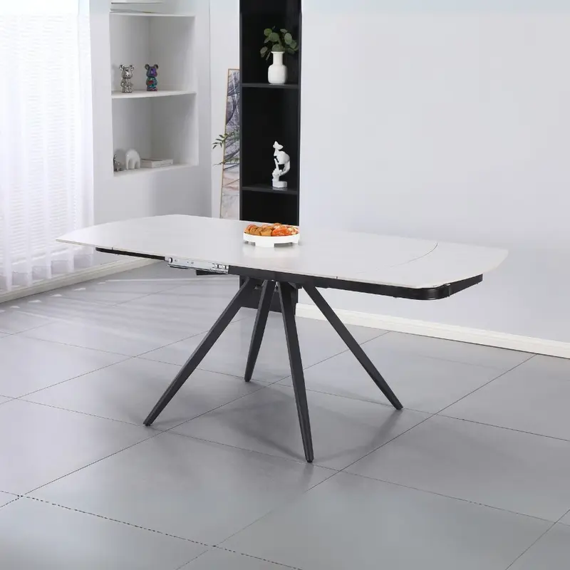 Tavolo girevole allungabile Kitti con piano in ceramica larice beige e gambe in metallo nero