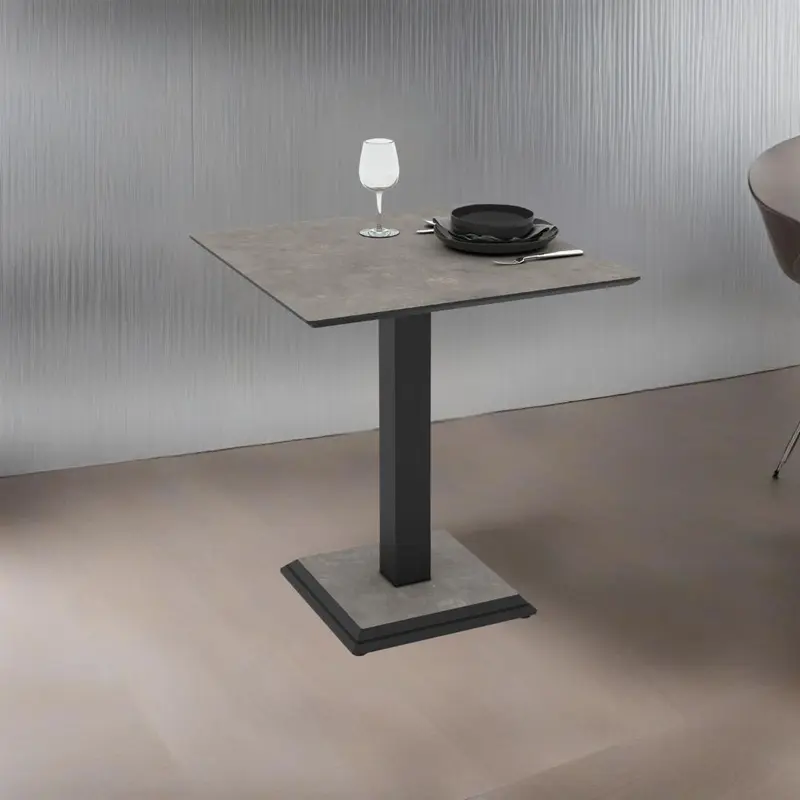 Tavolo quadrato Carvel in colore cemento 68x68x75 H cm.