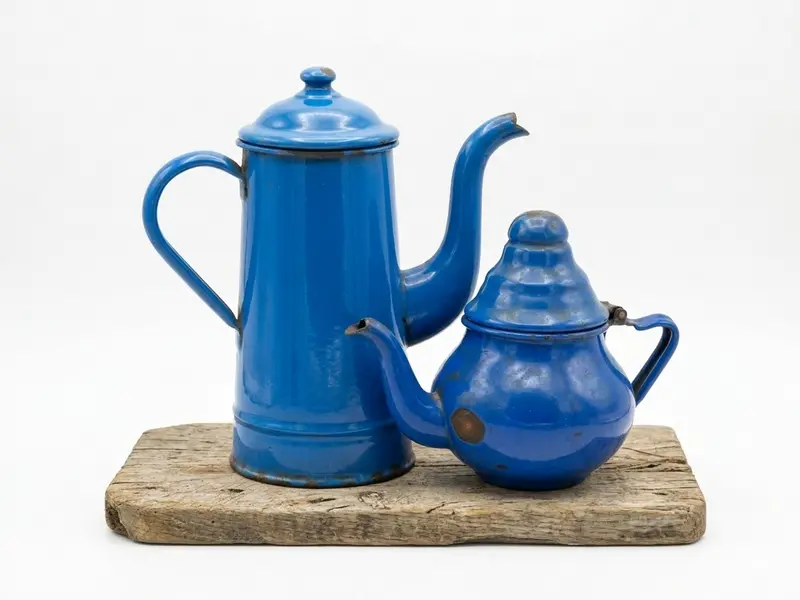 Teiera e caffettiera vintage in smalto blu cobalto