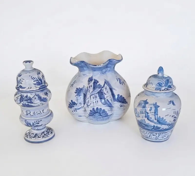 Tre vasi in ceramica dipinti a mano del 1980 circa