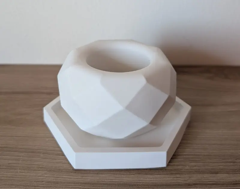 Vaso sferico geometrico con vassoio esagonale