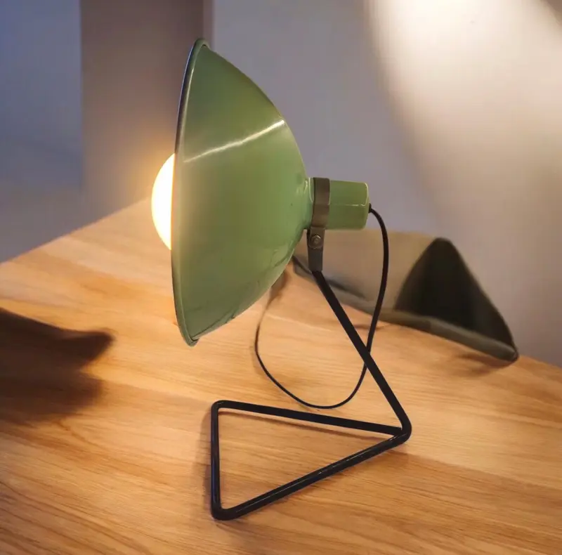 Vecchia stufa elettrica trasformata in lampada da tavolo vintage